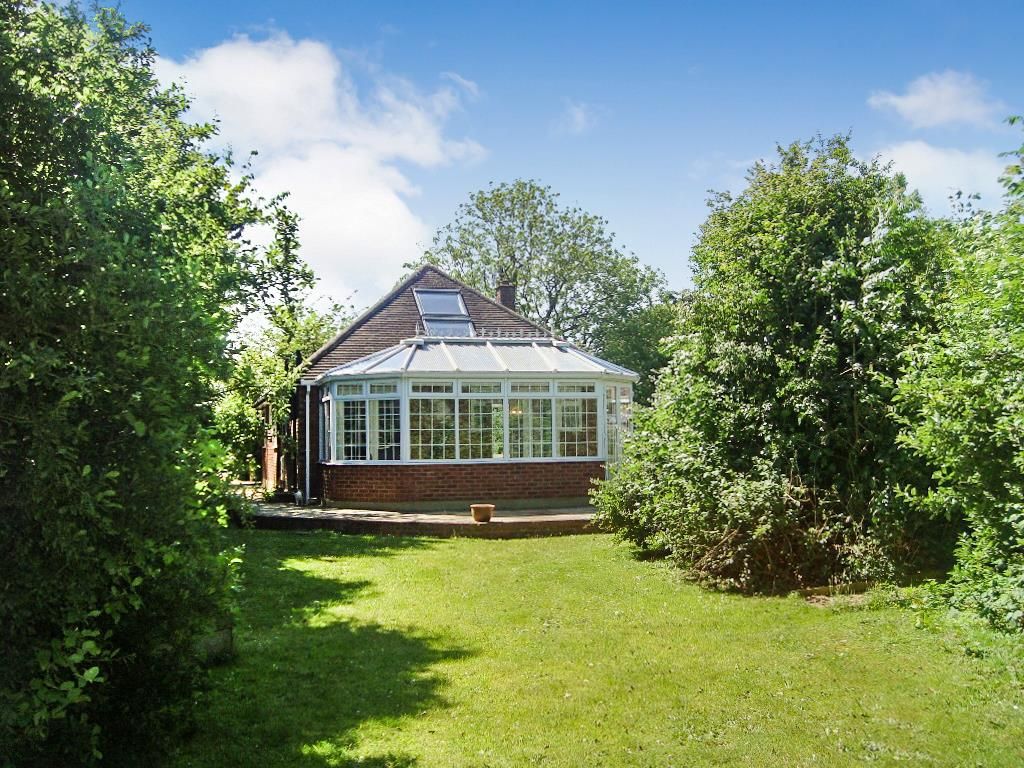 4 bed detached bungalow for sale in Raffin Close, Datchworth, Knebworth, Herts SG3, £675,000