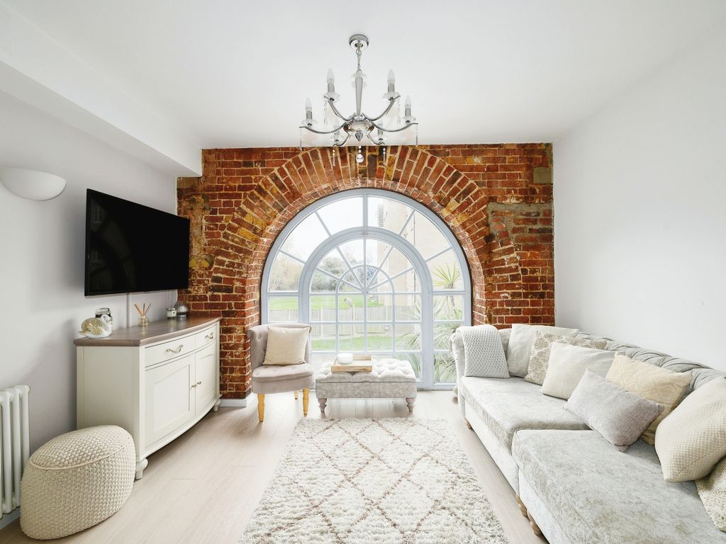 1 bed flat for sale in Kidman Close, Romford RM2, £260,000