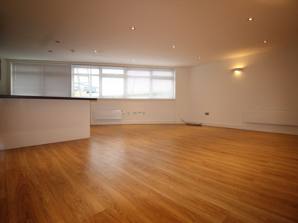 2 bed flat to rent in Oak Road, Leatherhead KT22, £1,600 pcm