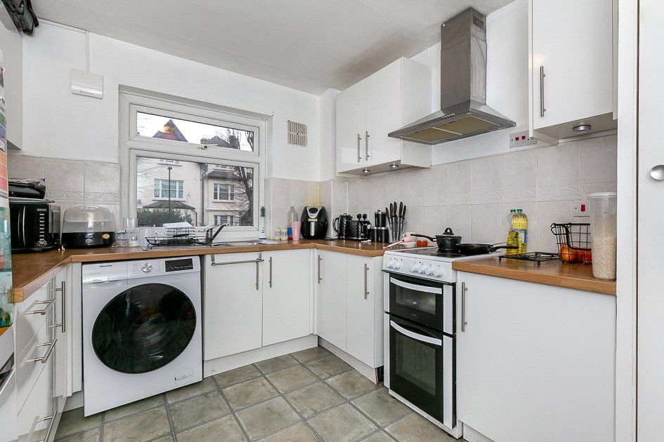 2 bed flat for sale in Harewood Road, South Croydon, Surrey CR2, £280,000