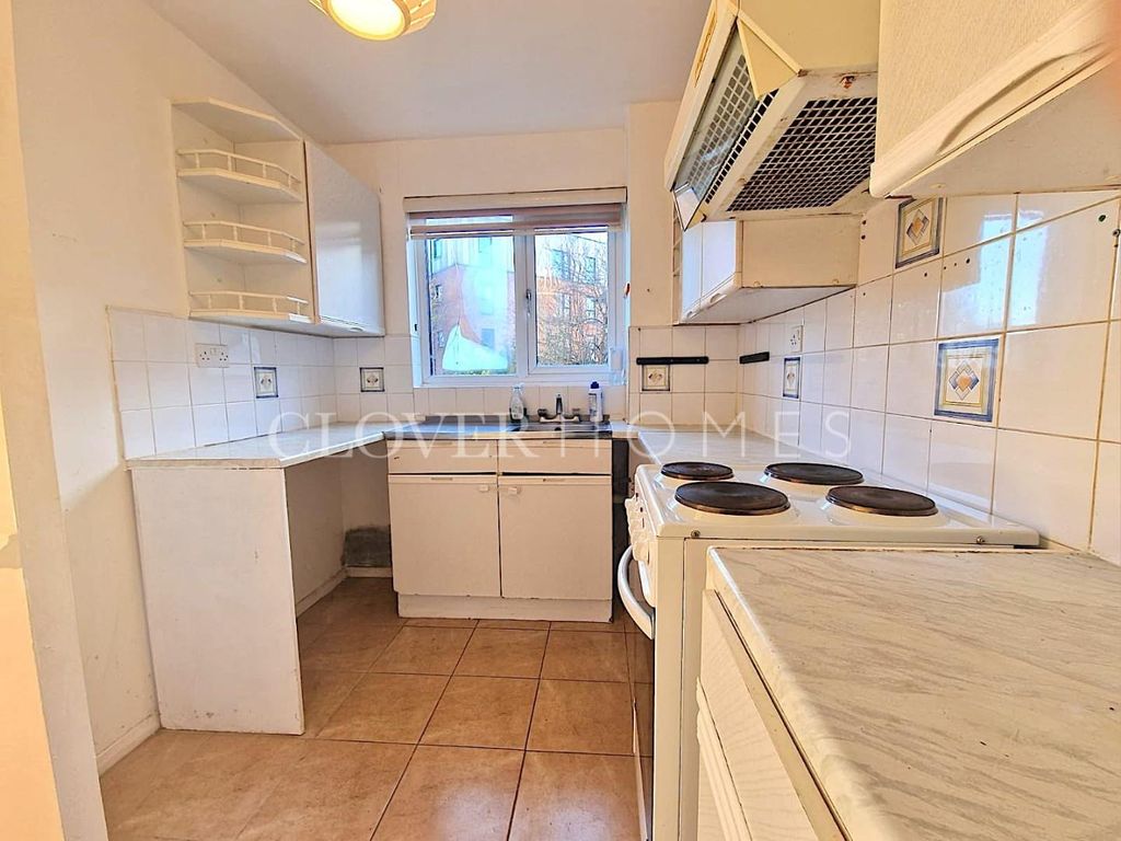 1 bed flat for sale in Magpie Close, Enfield EN1, £190,000