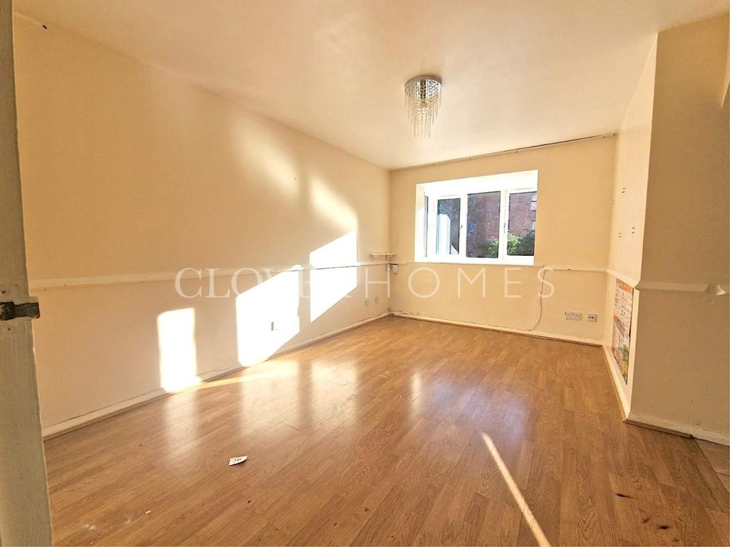 1 bed flat for sale in Magpie Close, Enfield EN1, £190,000