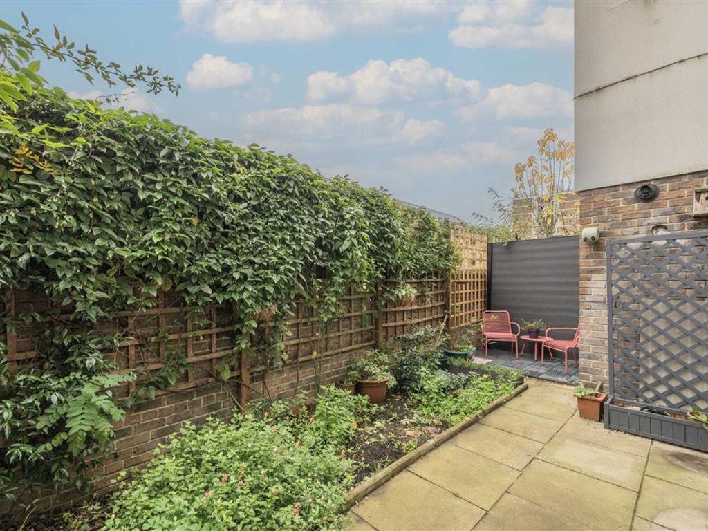 1 bed flat for sale in Foxley Square, London SW9, £395,000