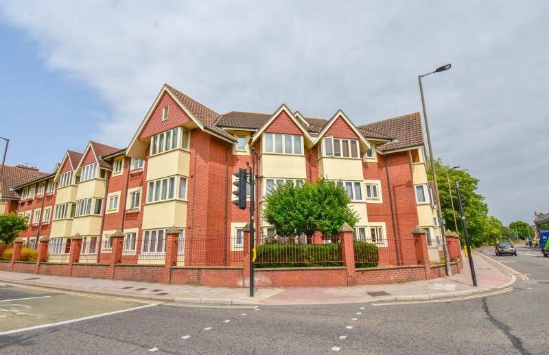 2 bed flat to rent in Olivier Court, Bedford MK40, £1,200 pcm