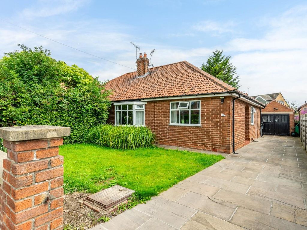 3 bed bungalow to rent in Woodlands Grove, York YO31, £1,400 pcm