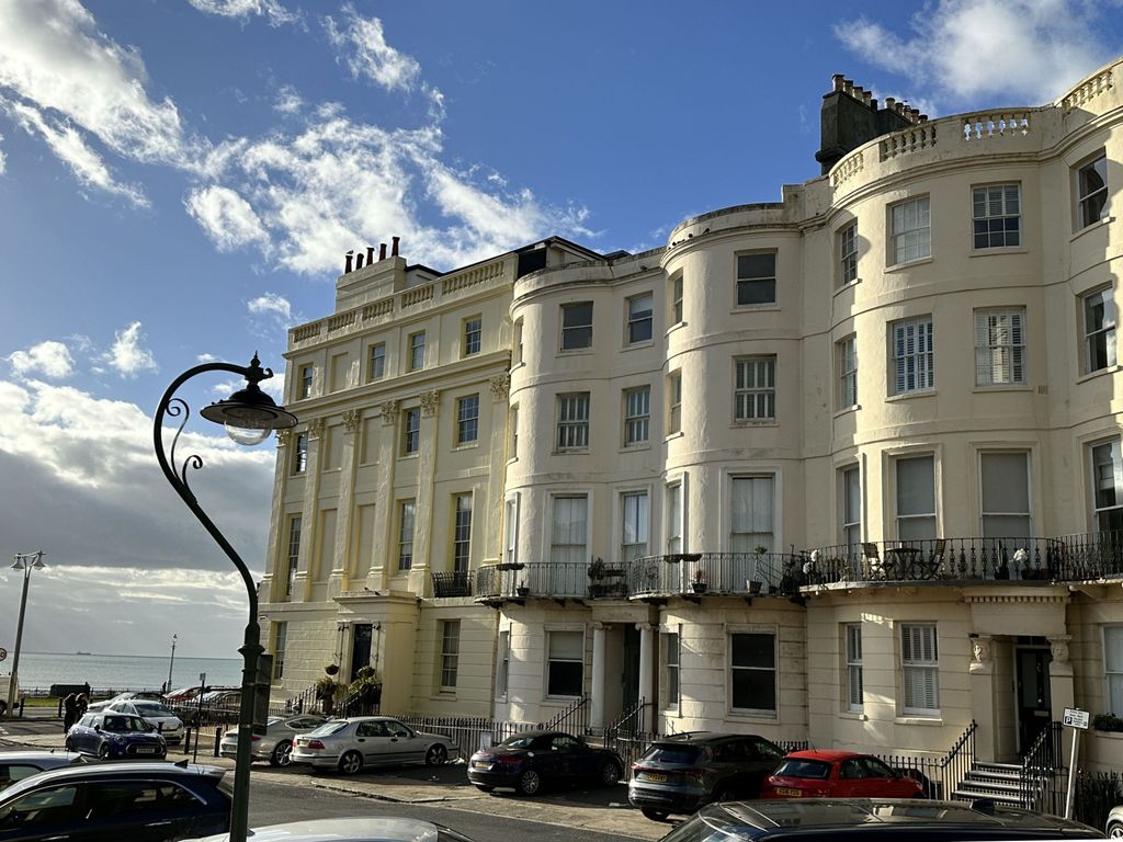 2 bed flat to rent in Lansdowne Place, Hove BN3, £1,400 pcm