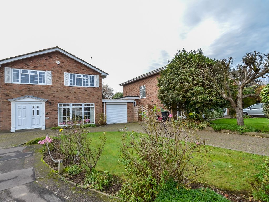 4 bed detached house for sale in Thorpe Bay, Essex SS1, £575,000