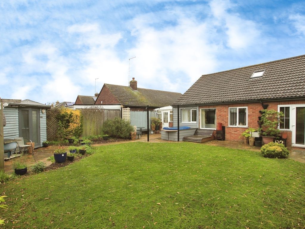 3 bed detached bungalow for sale in Coneygree Road, Stanground, Peterborough PE2, £325,000