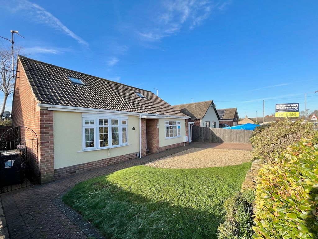 3 bed detached bungalow for sale in Coneygree Road, Stanground, Peterborough PE2, £325,000