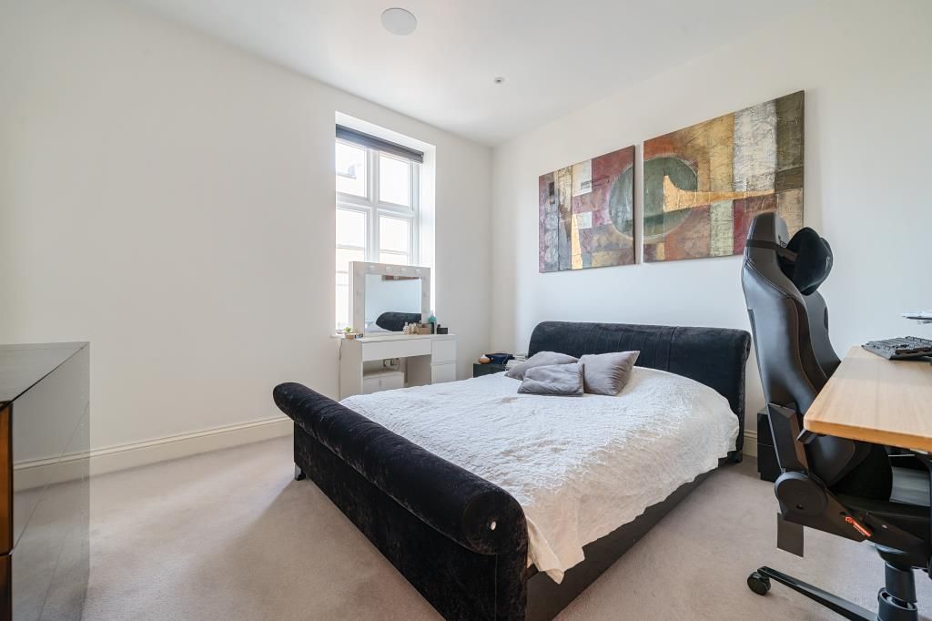 2 bed flat for sale in Eton, Berkshire SL4, £500,000