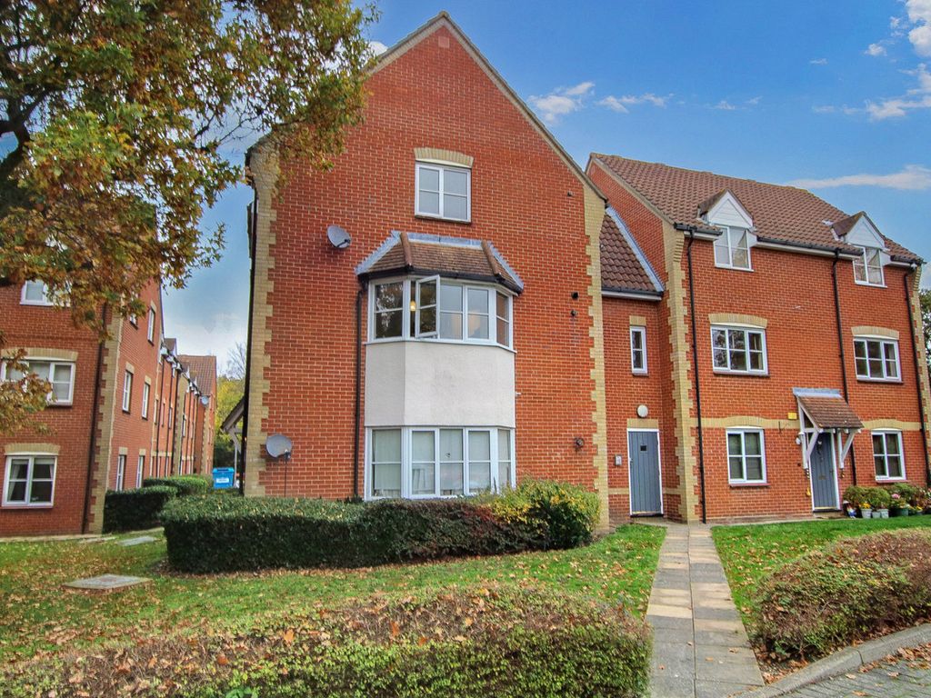 2 bed flat for sale in Sullivan Way, Langdon Hills SS16, £260,000