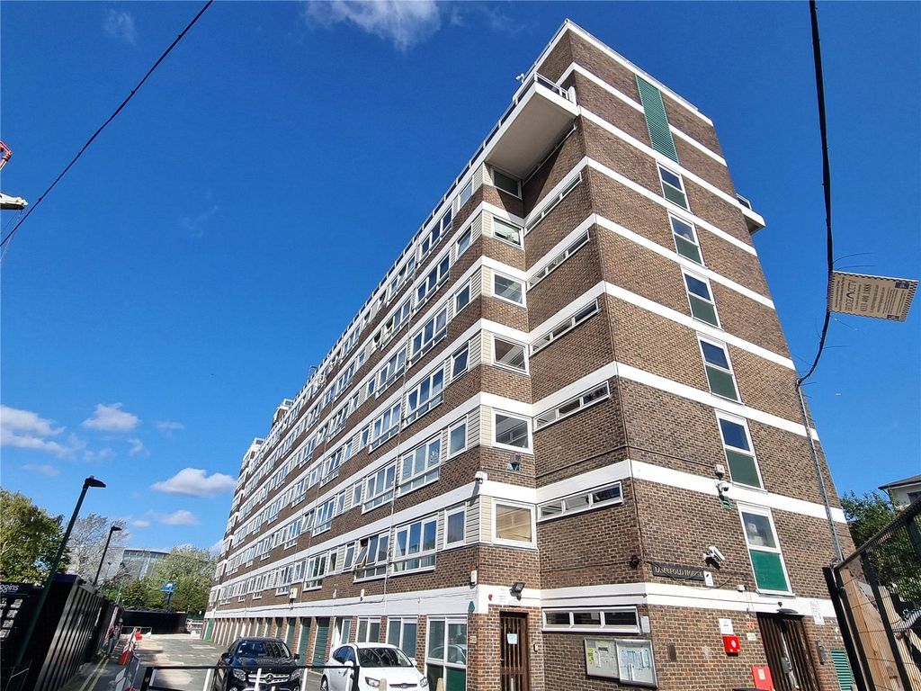1 bed flat for sale in North Road, London N7, £245,000