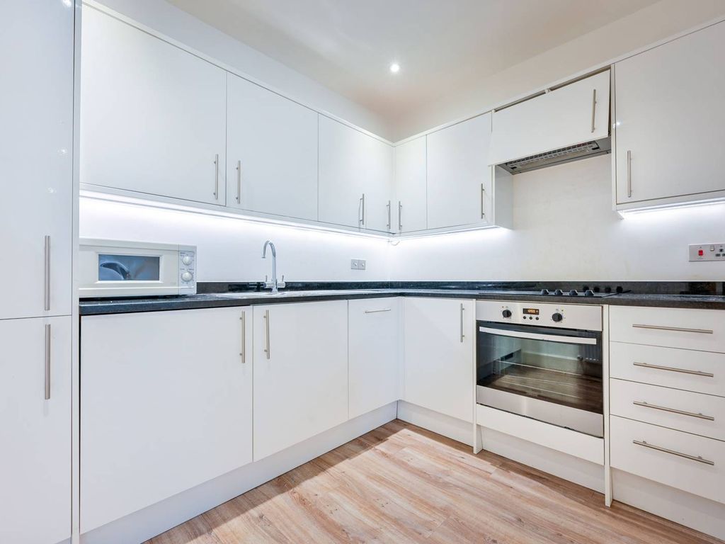 2 bed flat for sale in Cambridge Road, Kingston, Kingston Upon Thames KT1, £310,000