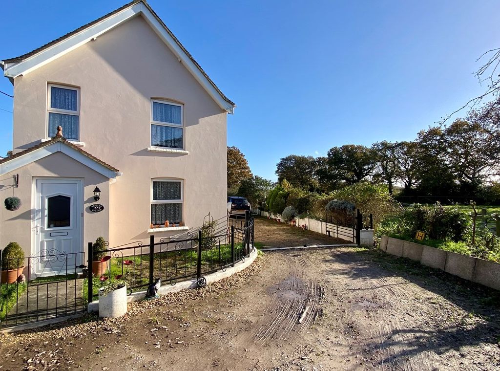 3 bed detached house for sale in Bowling Green, Pennington, Lymington SO41, £600,000