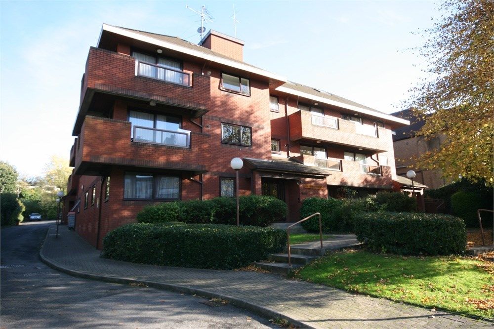 2 bed flat to rent in 38-40 Holden Road, London N12, £1,950 pcm