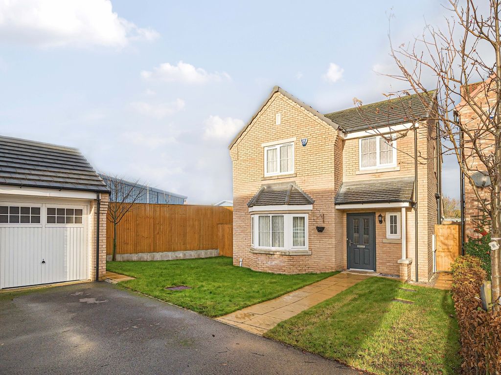 4 bed detached house for sale in Hornbeam Close, York, North Yorkshire YO30, £425,000