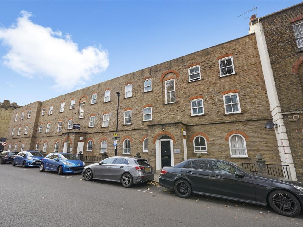 1 bed flat to rent in Wilton Court, Cavell Street, Whitechapel E1, £1,600 pcm