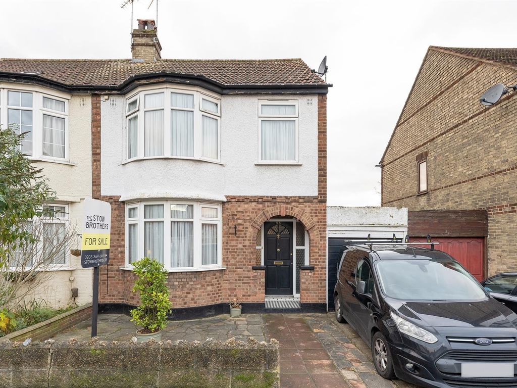 3 bed end terrace house for sale in Abbotts Crescent, London E4, £725,000