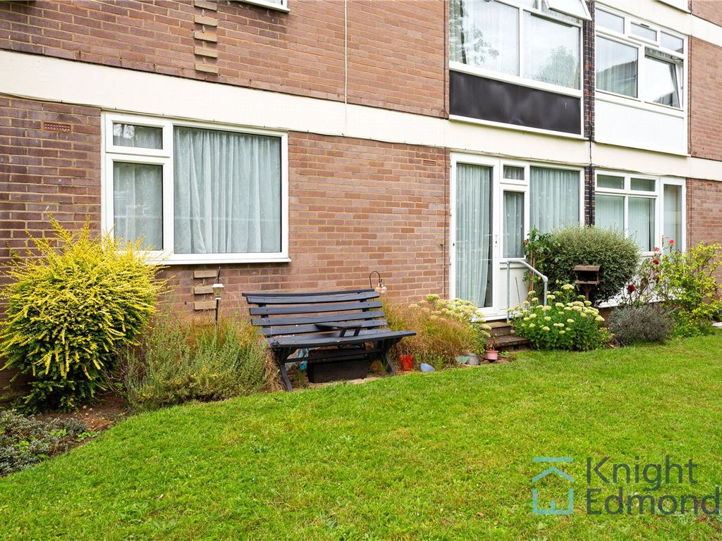 2 bed flat for sale in Tonbridge Road, Pine Lodge ME16, £180,000