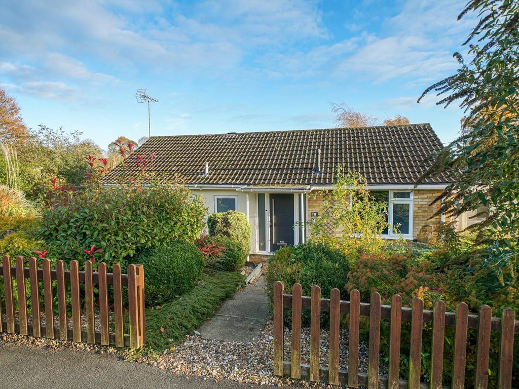 2 bed detached bungalow for sale in Bideford Green, Linslade, Leighton Buzzard LU7, £375,000