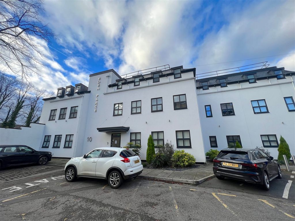 1 bed flat for sale in Eden Place, Cheadle SK8, £180,000