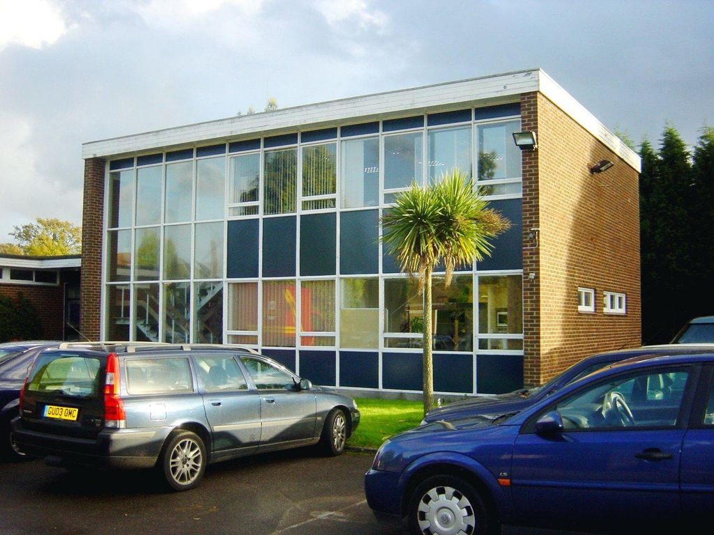Office to let in The Common, Cranleigh GU6, £8,100 pa