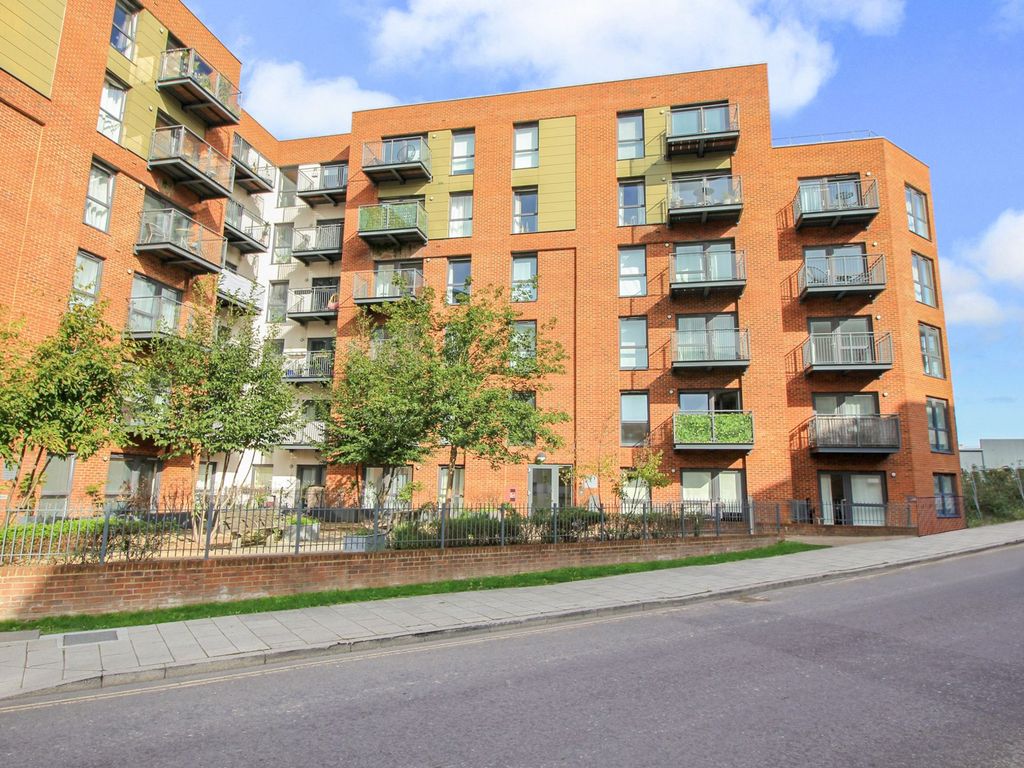 2 bed flat for sale in Keel Road, Woolston SO19, £180,000