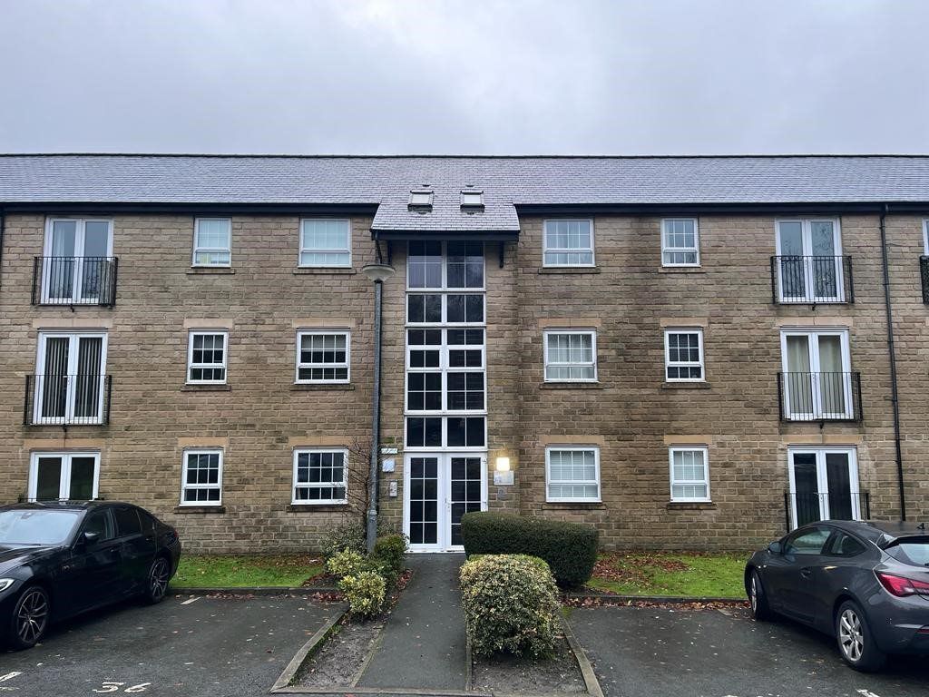 2 bed flat to rent in Clough Gardens, Haslingden BB4, £650 pcm