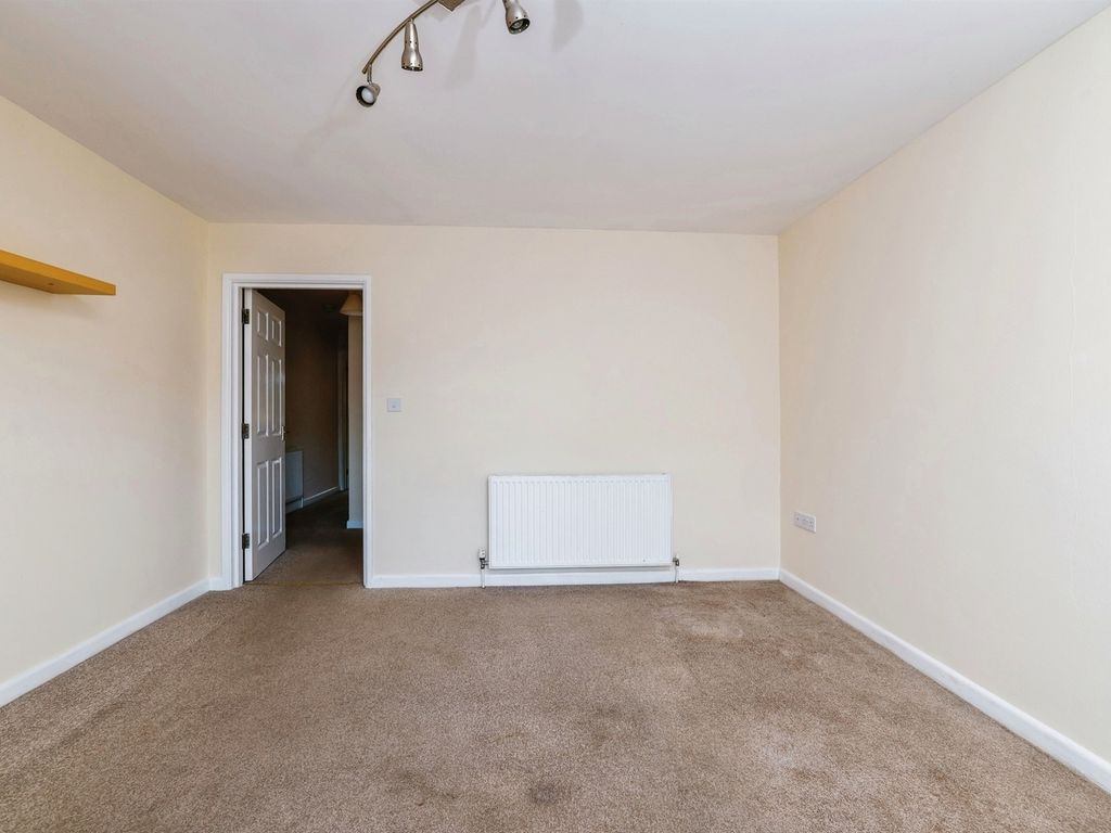 2 bed flat for sale in Middleton Road, Salisbury SP2, £180,000
