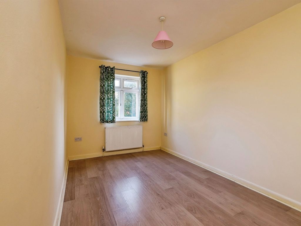 2 bed flat for sale in Middleton Road, Salisbury SP2, £180,000
