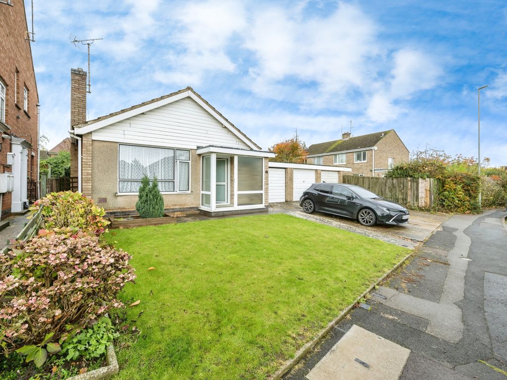 2 bed bungalow for sale in Malpas Drive, Northampton NN5, £275,000