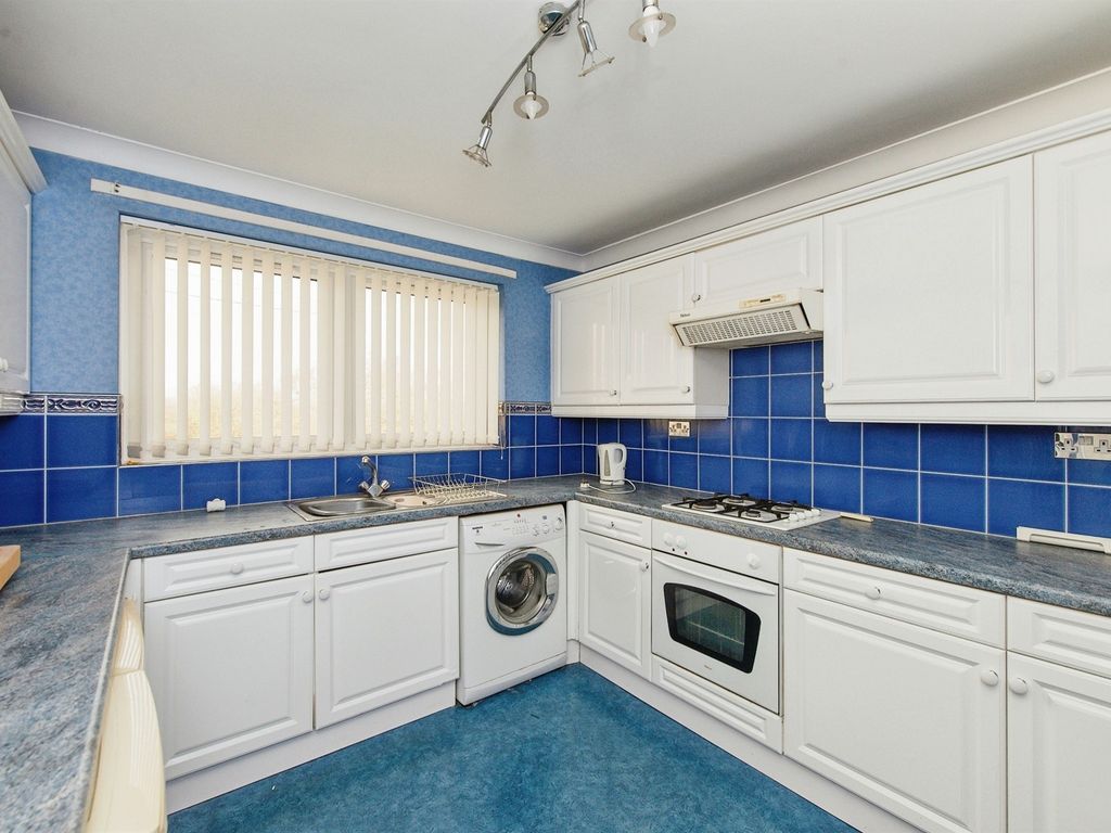 2 bed flat for sale in Stansfield Close, Castleford WF10, £65,000