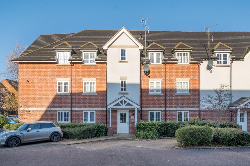 2 bed flat for sale in High Wycombe, Buckinghamshire HP13, £260,000