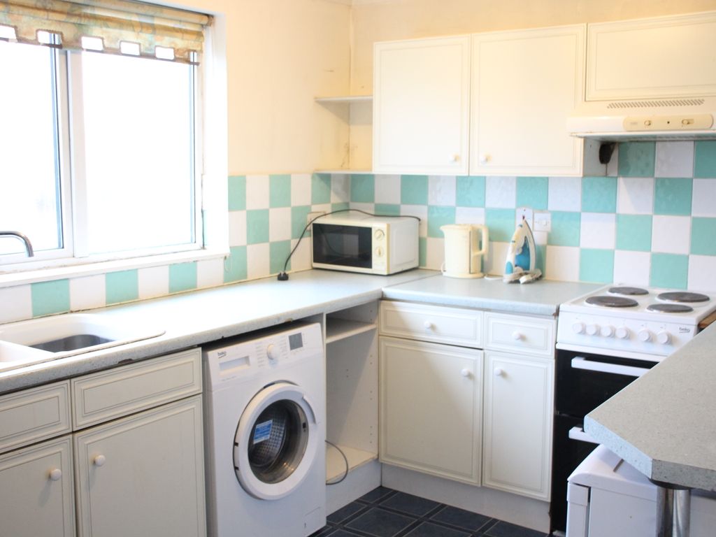 2 bed flat for sale in Hayfield Court, Eastbury RG17, £150,000