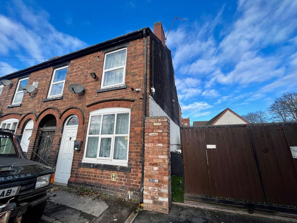 2 bed property to rent in Croft Street, Willenhall WV13, £850 pcm
