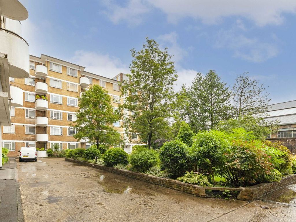 2 bed flat for sale in Christchurch Road, London SW2, £350,000