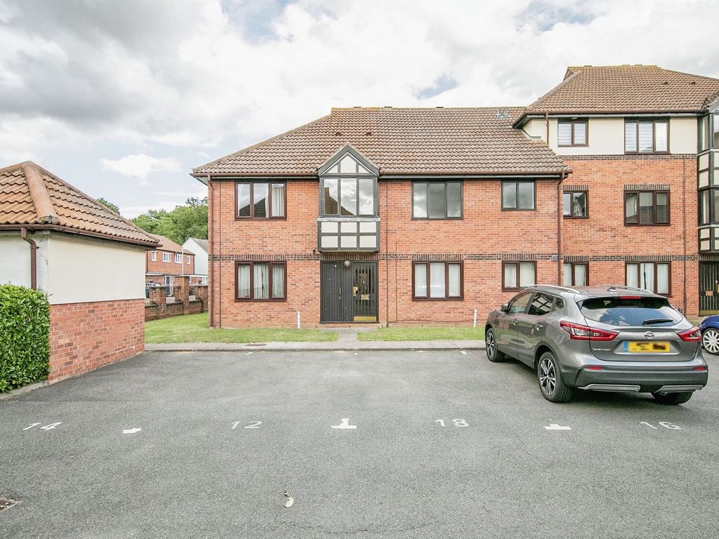 2 bed flat for sale in Brinkley Place, Colchester CO4, £140,000