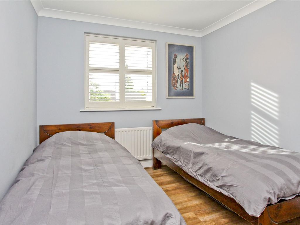 2 bed flat for sale in Uxbridge Road, Hatch End, Pinner HA5, £500,000