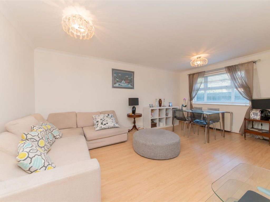 1 bed flat for sale in Page Street, Mill Hill, London NW7, £300,000
