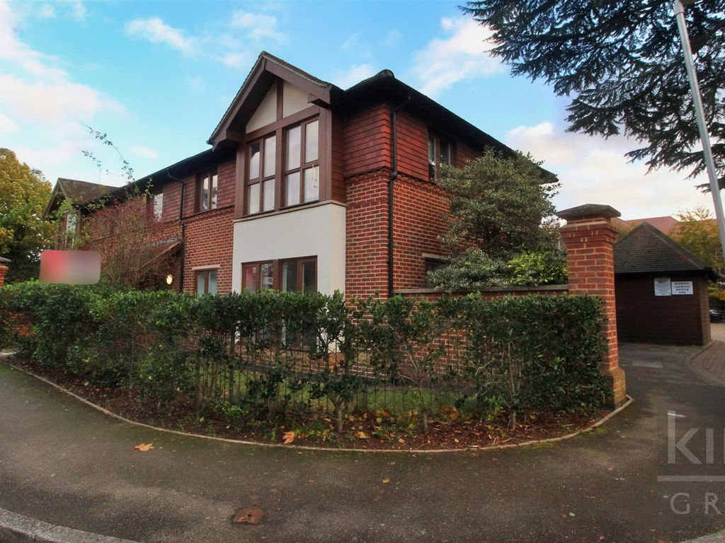 2 bed flat for sale in Ashbourne Gardens, Hertford SG13, £340,000