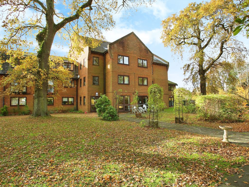 1 bed flat for sale in High Oaks House, High Oaks Close, Locks Heath, Hampshire SO31, £85,000