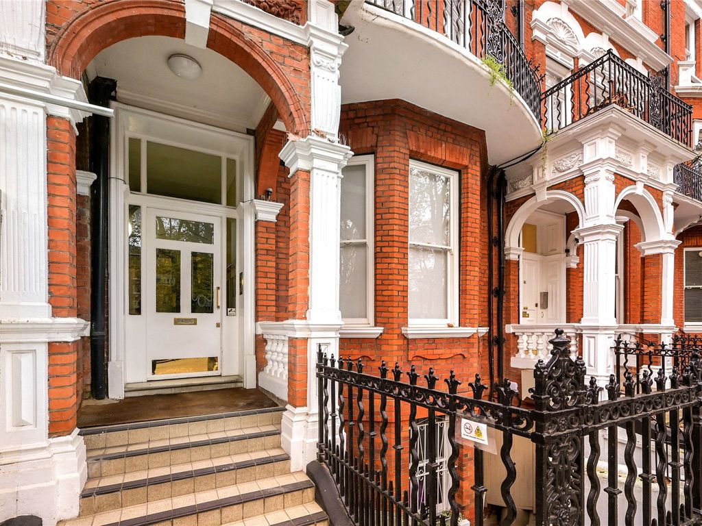 3 bed flat for sale in Bramham Gardens, London SW5, £1,085,000
