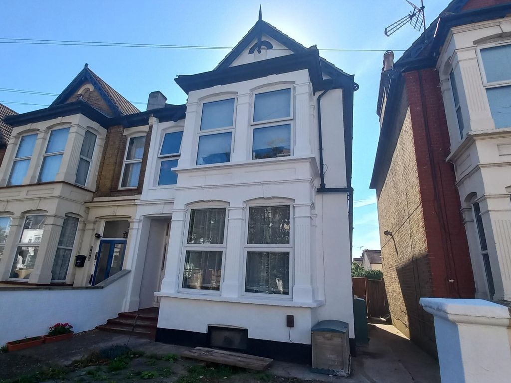 Studio to rent in York Road, Southend-On-Sea SS1, £775 pcm