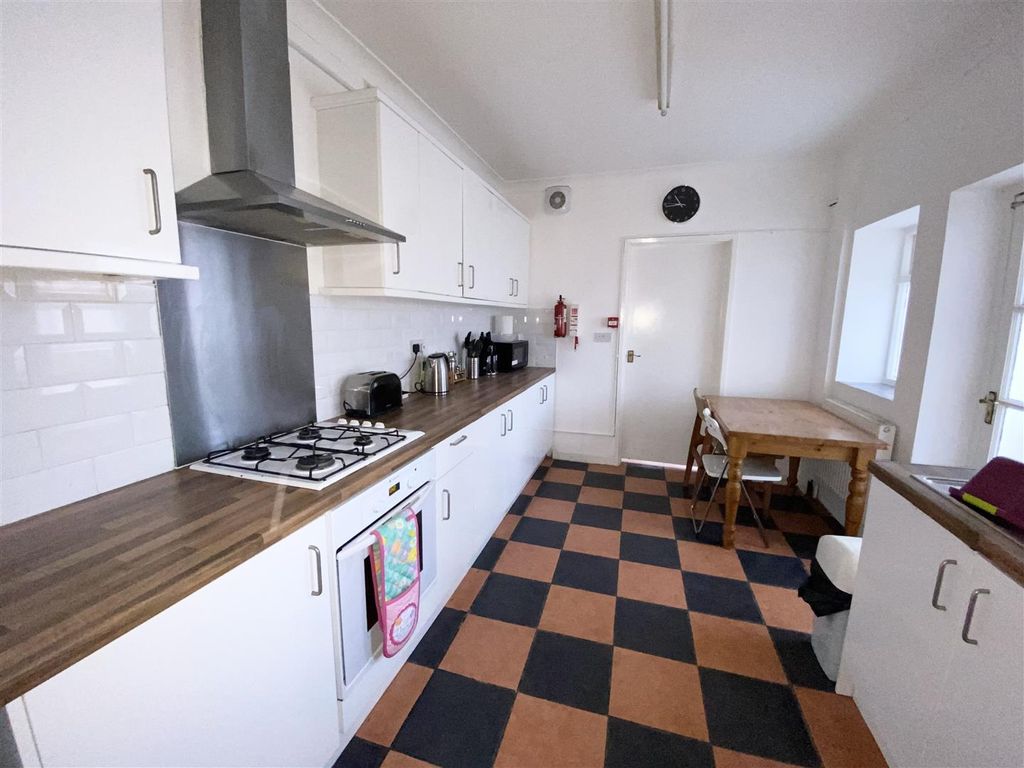 4 bed end terrace house to rent in Gwyn Street, Treforest, Pontypridd CF37, £1,200 pcm