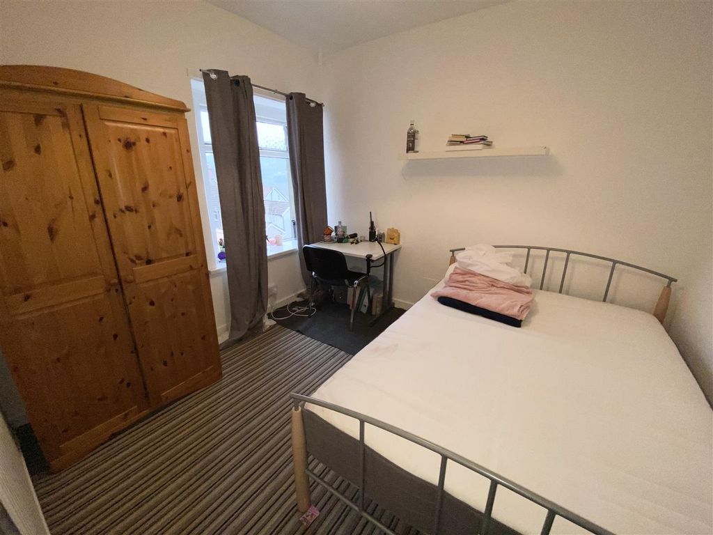 4 bed end terrace house to rent in Gwyn Street, Treforest, Pontypridd CF37, £1,200 pcm