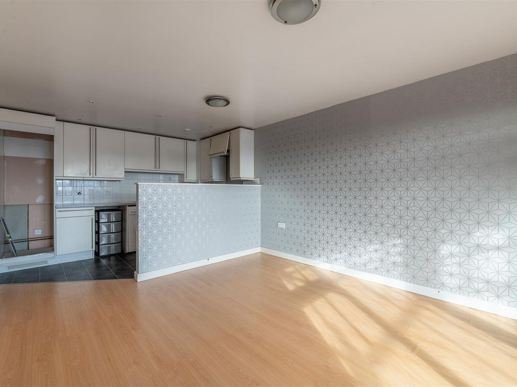 2 bed flat for sale in Forest Lane, London E15, £335,000