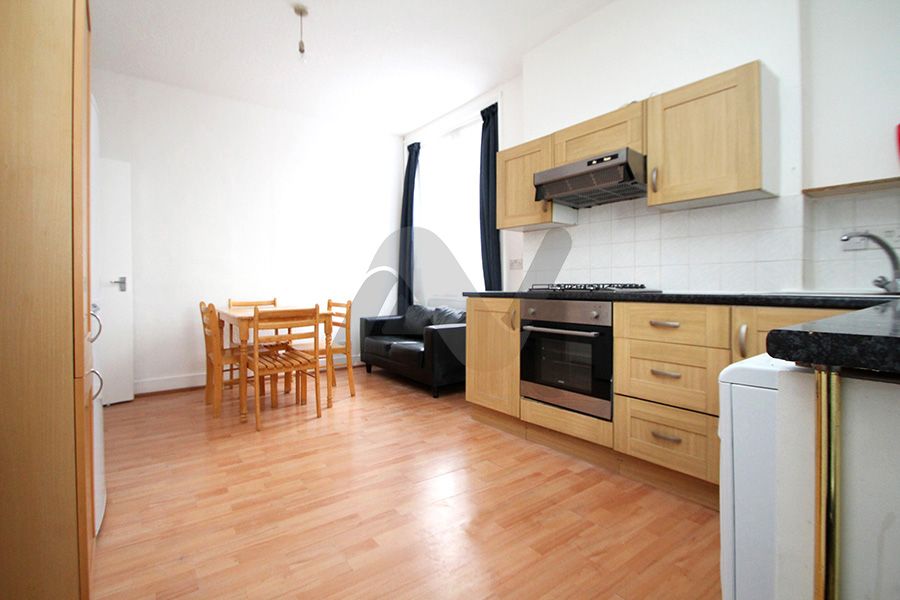 3 bed flat to rent in Green Lanes, London N4, £2,300 pcm