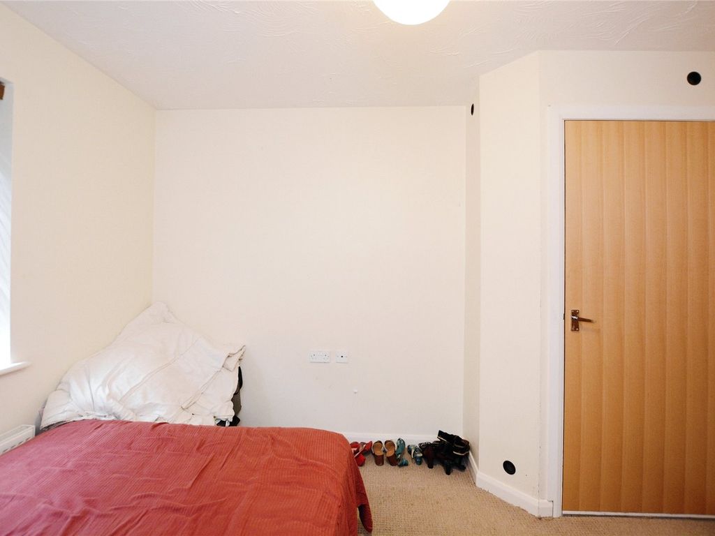2 bed flat for sale in Lion Court, Northampton NN4, £135,000