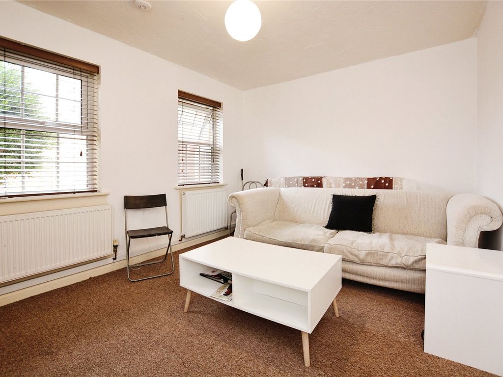 2 bed flat for sale in Lion Court, Northampton NN4, £135,000