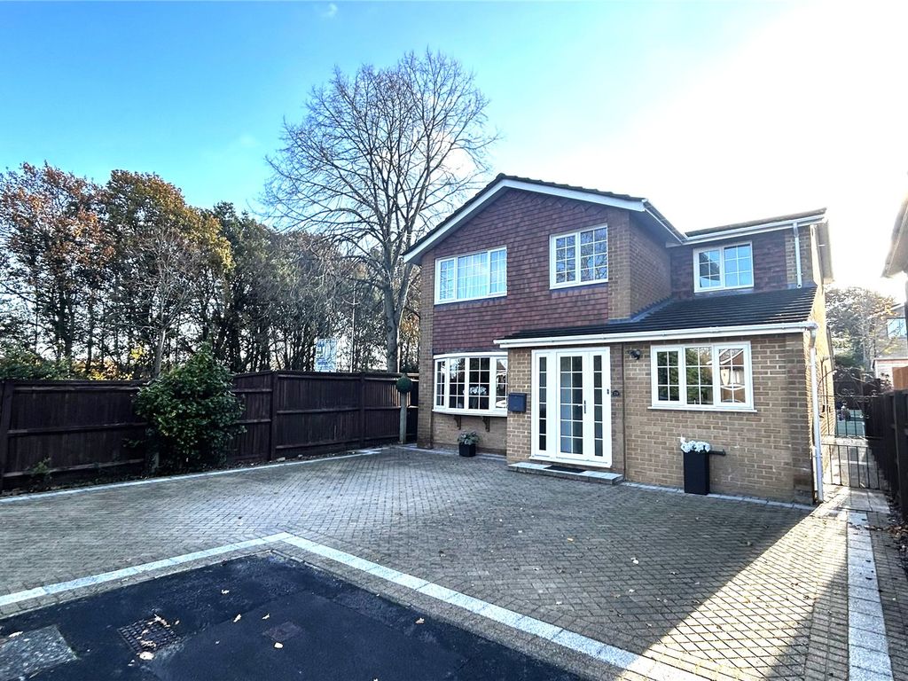 5 bed detached house for sale in Avebury, Bracknell, Berkshire RG12, £600,000
